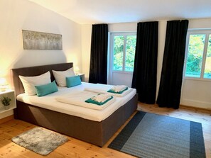 5 bedrooms, desk, iron/ironing board, travel crib