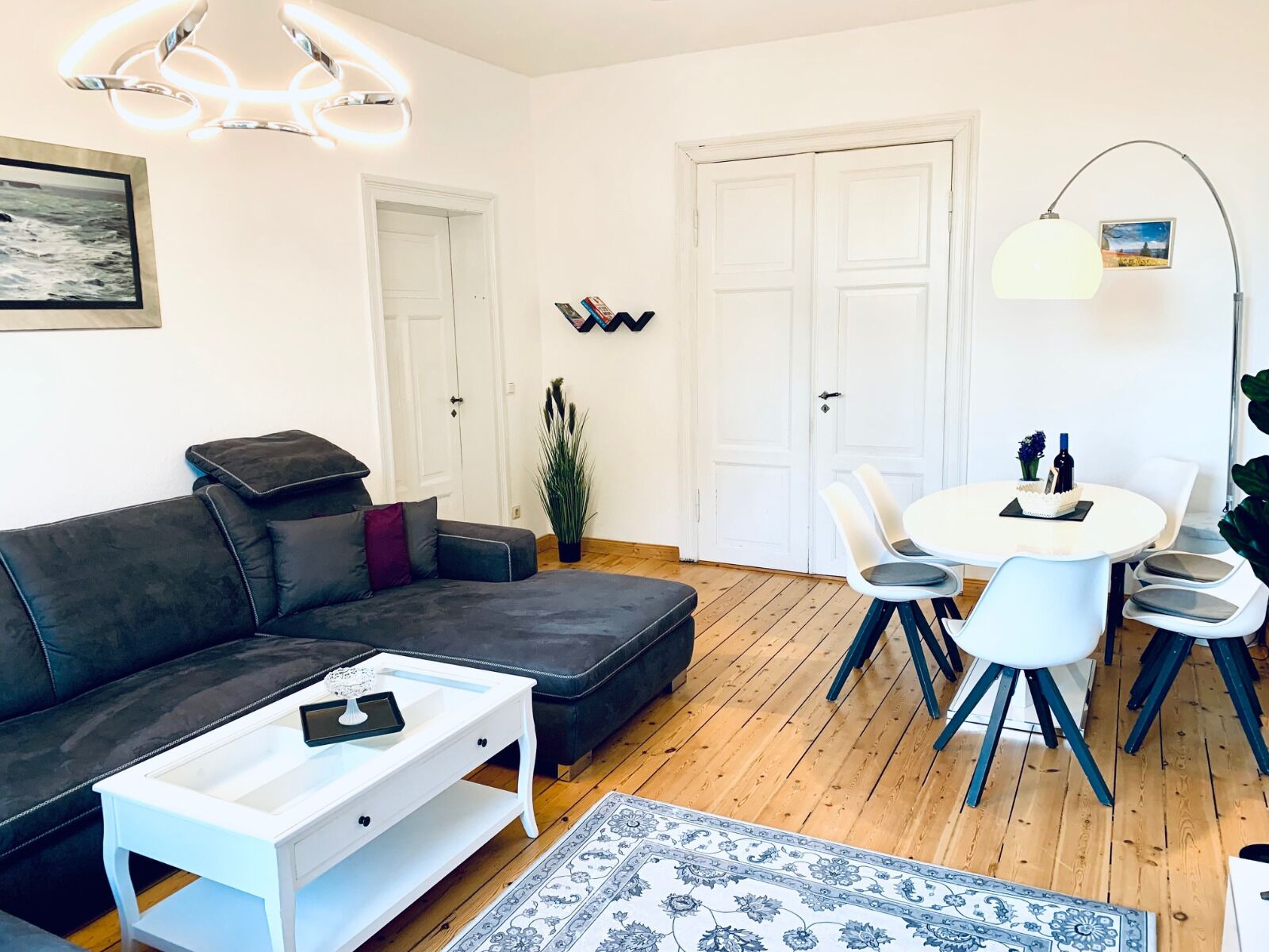 Télévision, cheminée, livres