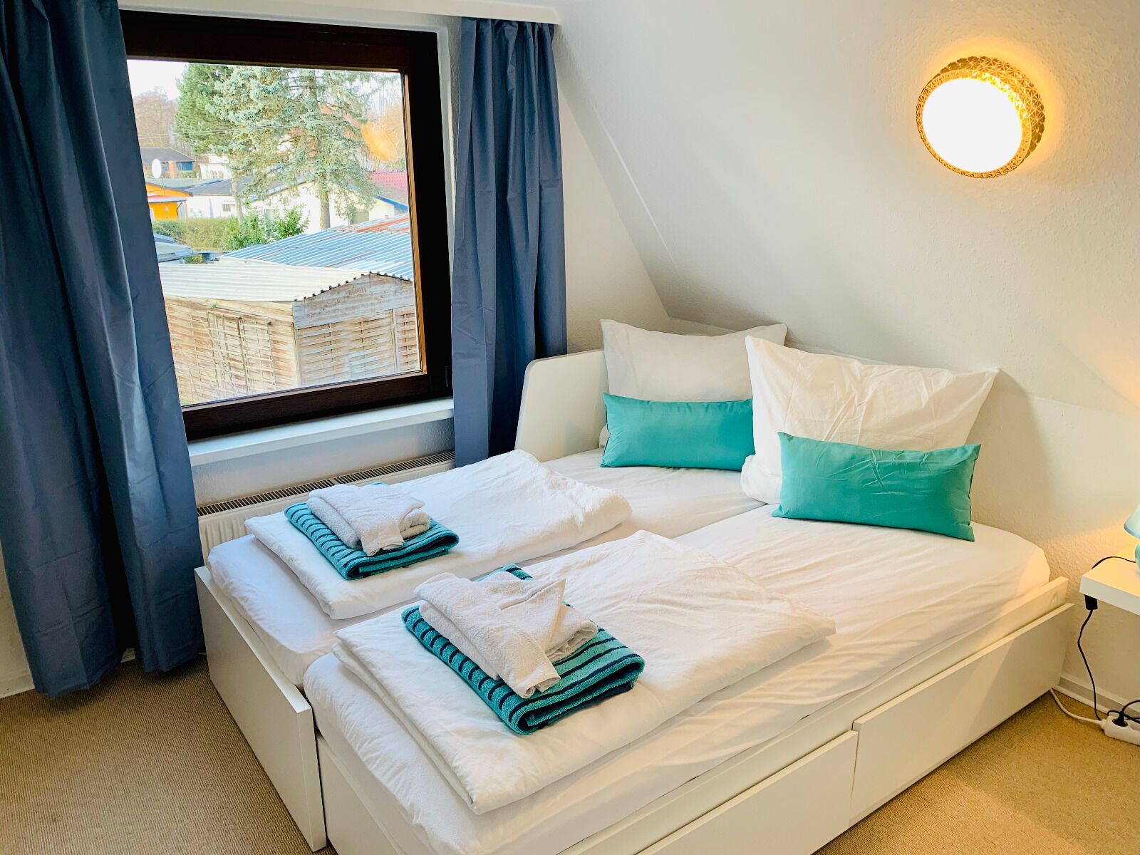 7 Schlafzimmer, Schreibtisch, Bügeleisen/Bügelbrett, Reisekinderbett