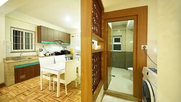 Een koelkast, een magnetron, een kookplaat, een waterkoker