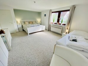 5 soverom, skrivebord, strykejern/-brett og reiseseng for barn