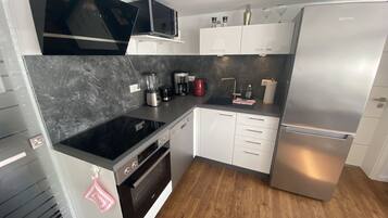 Kühlschrank, Mikrowelle, Ofen, Herdplatte