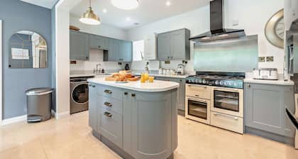 Beautifully presented dog friendly holiday home -Lakeside House