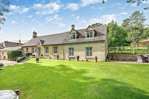 Exterior - Beautifully presented dog friendly holiday home -Lakeside House (Fossebridge)
