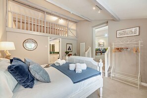 4 bedrooms, iron/ironing board, travel cot, WiFi - Beautifully presented dog friendly holiday home -Lakeside House (Fossebridge)