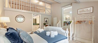 Beautifully presented dog friendly holiday home -Lakeside House