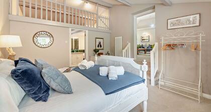 Beautifully presented dog friendly holiday home -Lakeside House