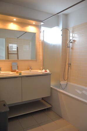 Hair dryer, towels, toilet paper - Maracudja - Appartement Avec Terrasse, Jardin & Plage Accessible à Pied (Le Gosier)