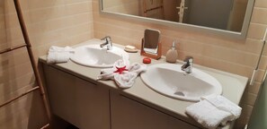 Secadora de cabello, toallas, papel de baño 