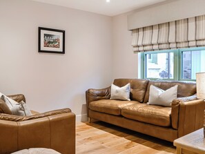 Living area - Pride of Erin - UK45929 (Linlithgow)