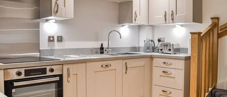 Een vaatwasser, een kinderstoel