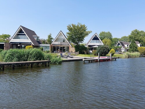 Gemütliches Ferienhaus für 9 Personen am Wasser in Uitwellingerga