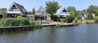 Cozy holiday home for 9 people on the water side in Uitwellingerga