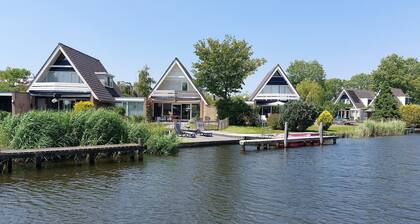 Gemütliches Ferienhaus für 9 Personen am Wasser in Uitwellingerga