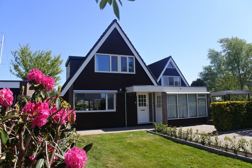 Cozy holiday home for 9 people on the water side in Uitwellingerga