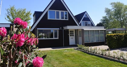 Cozy holiday home for 9 people on the water side in Uitwellingerga