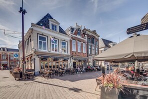 Outdoor dining - Cozy holiday home for 9 people on the water side in Uitwellingerga (Uitwellingerga)