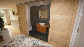 4 slaapkamers, een kluis op de kamer, een strijkplank/strijkijzer