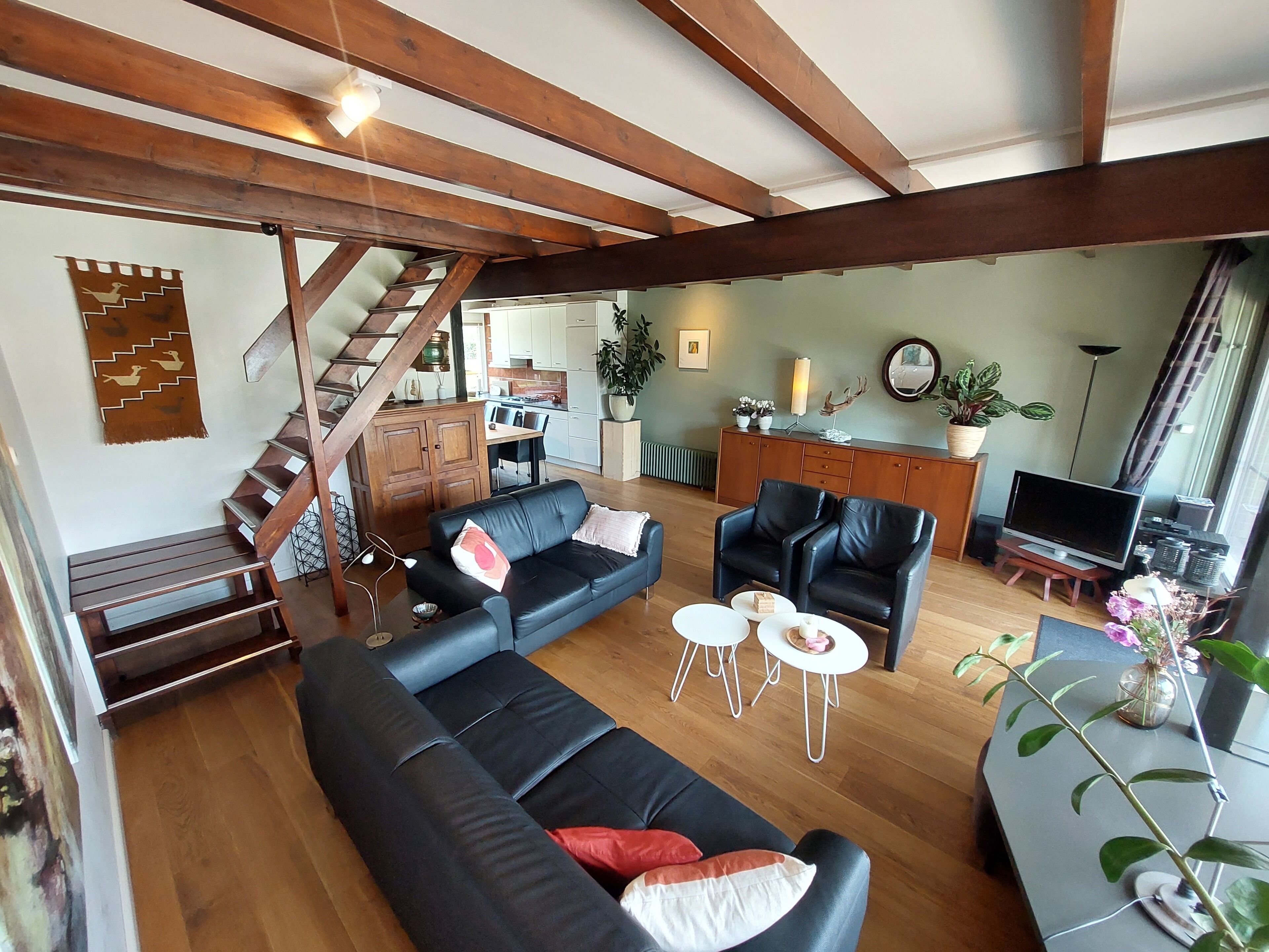 TV connectée, cheminée, livres, chaîne hi-fi