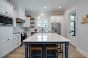 雪櫃、微波爐、焗爐、爐具