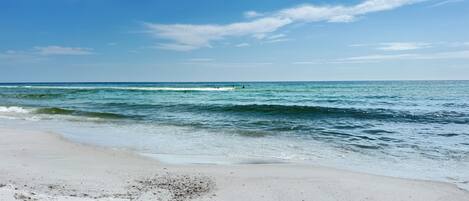 Ranta lähistöllä, aurinkotuoleja, rantapyyhkeitä