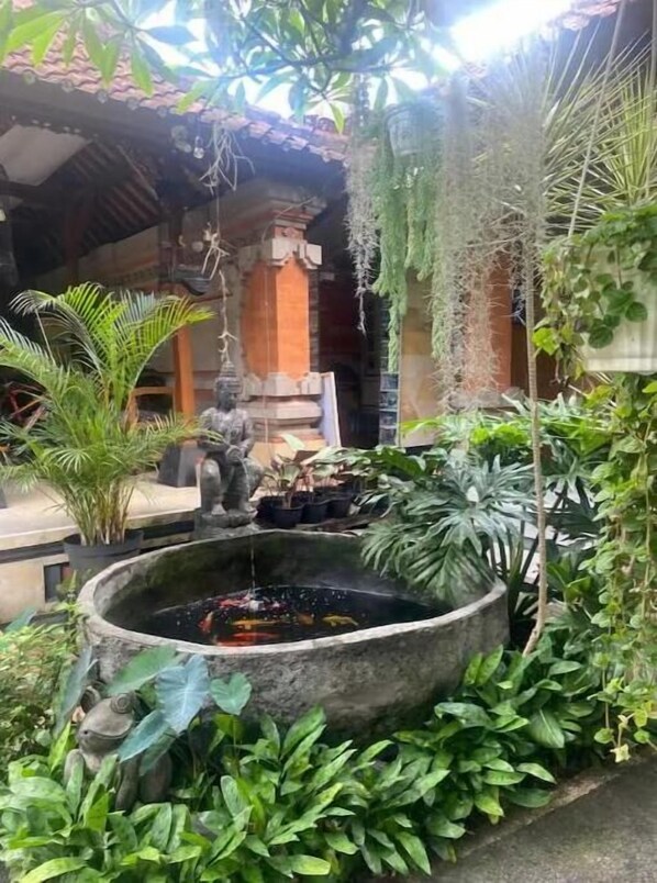Property grounds - Suryadina Guest House - room in ubud center (Kabupaten Gianyar)