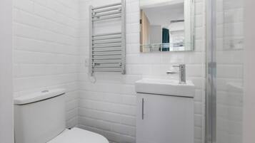 Dusch, hårtork, handdukar och tvål