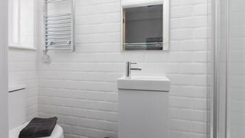 Dusch, hårtork, handdukar och tvål