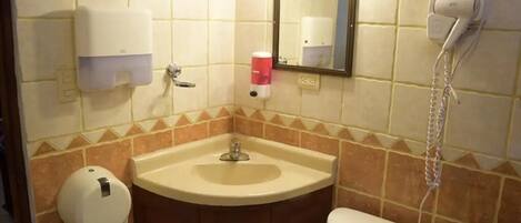 Håndklær, såpe, sjampo og toalettpapir