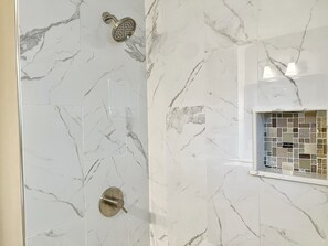 Douche, sèche-cheveux, serviettes fournies, savon