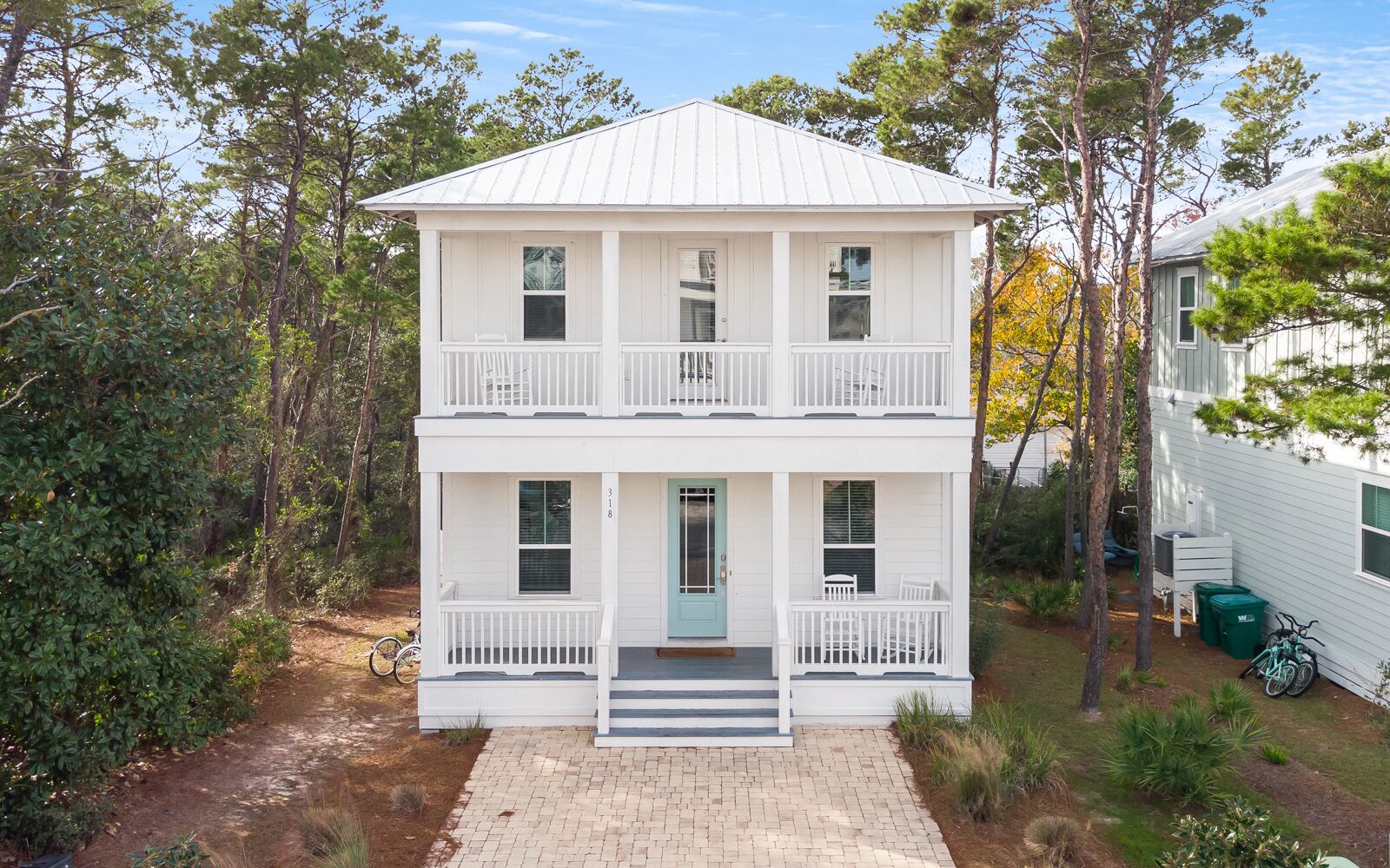 318 GRANDE POINTE - NEW LISTING - POOL - PET FRIENDLY