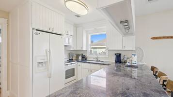 House, Multiple Beds, Balcony | Private kitchen | Fridge, microwave, oven, stovetop