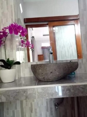 مناشف، صابون، شامبو، ورق حمّام