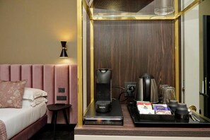 Kamar Quadruple Klasik | Seprai premium, selimut bulu angsa, busa memori, dan minibar