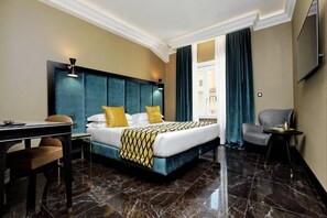 Kamar Quadruple Klasik | Seprai premium, selimut bulu angsa, busa memori, dan minibar