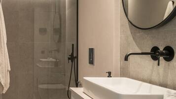 Douche, baignoire Ă jets, sĂšche-cheveux, serviettes fournies