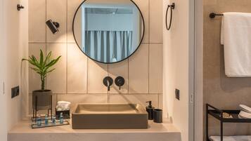 Een douche, een bubbelbad, een haardroger, handdoeken