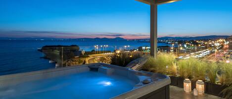 Bañera de hidromasaje al aire libre