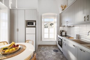 Réfrigérateur, four à micro-ondes, un four, surface de cuisson