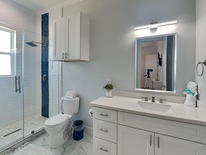 Huis, Meerdere bedden, balkon | Badkamer | Een douche, designer toiletartikelen, handdoeken, toiletpapier