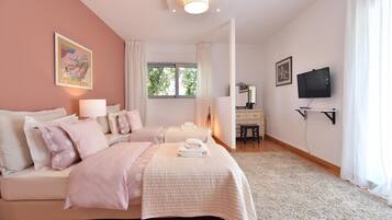 5 bedrooms, desk, iron/ironing board, free WiFi