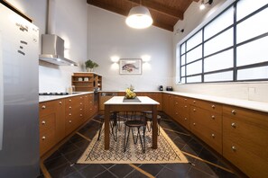 Fridge, microwave, oven, stovetop - VillA Meliti Kerameikos (Athens)