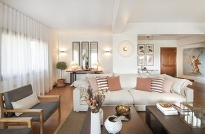 Smart TV, fireplace, stereo