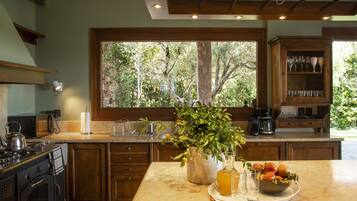 Coffee/tea maker, fridge, microwave, oven