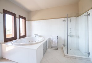 Douche, sèche-cheveux, serviettes fournies