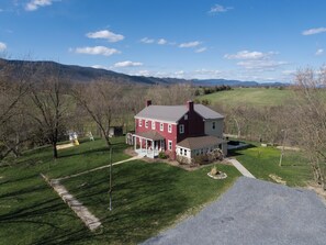 Exterior - Book Now! Secluded 9 acres~Dogs OK~Game Rm~Hot Tub~Great Views~Outdoor Play (Elkton)