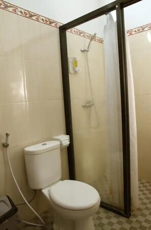 Towels, soap, shampoo, toilet paper - Suryadina Guest House - room in ubud center (Kabupaten Gianyar)