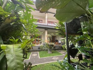 Property grounds - Suryadina Guest House - room in ubud center (Kabupaten Gianyar)
