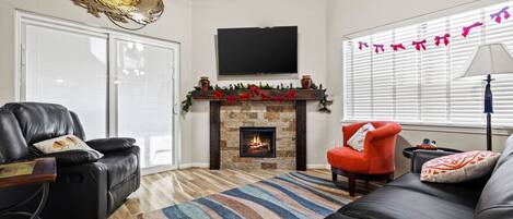 Una Smart TV, una chimenea