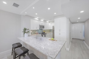 Condo, várias camas (Luxury Cape Marco unit with pool, gym) | Cozinha privada